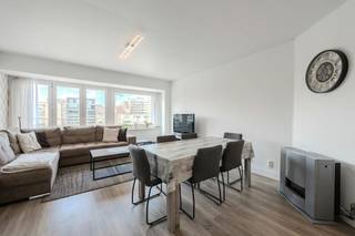 Zeer centraal gelegen appartement met 2 slaapkamers te koop te Middelkerke, René Mouchottestraat 8. Het appartement werd reeds gerenoveerd en is volledig instapklaar. U geniet van een open zicht op het Mouchotteplein, tevens bevindt u zich op wandelafstand van de Zeedijk, winkels, horeca en het casino!<br /><br />Indeling:<br />- ruime inkomhall<br />- geïnstalleerde keuken voorzien van o.a. frigo, oven, kookplaat en dampkap<br />- lichtrijke leefruimte <br />- 2 ruime slaapkamers ( 13m² & 13m²)<br />- terras achteraan<br />- badkamer met douche <br />- apart toilet<br />- kelderberging <br /><br />Troeven:<br />- volledig instapklaar<br />- uiterst centrale ligging, vlakbij het centrum en de Zeedijk<br />- dak en gevel reeds gerenoveerd<br />- vernieuwde lift<br />- privatieve kelderberging<br /><br />Bent u op zoek naar een instapklaar appartement met 2 slaapkamers te koop in centrum Middelkerke? Aarzel niet en leg vandaag nog uw bezoek vast!<br /><br /><br />Bestuursmaatregelen in het maatregelenregister: nee