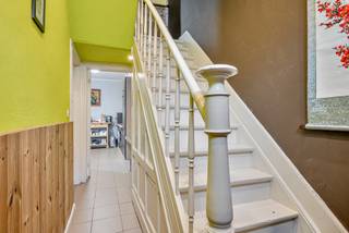 Te koop in Wondelgem! Deze toffe rijwoning ligt in Wondelgem aan de rand van de stad en op een paar meter van verschillende aaneensluitende...