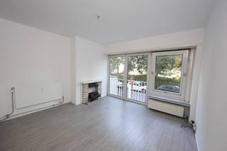 Gelegen aan het <strong>Prinses-Clementinaplein</strong> vindt u dit instapklaar appartement met een <strong>prachtig open uitzicht</strong>. Dankzij de grote raampartijen geniet u hier de hele dag door van natuurlijk licht en een aangename leefruimte.<br />Bij het binnenkomen treft u een handige <strong>vestiaire</strong> in de inkomhal en een <strong>apart toilet</strong>. De lichtrijke <strong>woonkamer en eetplaats</strong> baden in natuurlijk licht en kijken uit op het levendige plein. De <strong>open keuken</strong>, uitgerust met elektrische toestellen, maakt het geheel compleet en zorgt voor een gezellige connectie met de leefruimte.<br />De absolute troef van dit appartement zijn de <strong>twee ruime slaapkamers</strong>, ideaal voor een gezin, een koppel dat graag extra ruimte heeft, of als logeer- of hobbykamer.<br />De indeling is als volgt:
<ul>
<li><span><strong>Lichtrijke woonkamer en eetplaats</strong> met open zicht</span></li>
<li><span><strong>Open keuken</strong> voorzien van elektrische toestellen</span></li>
<li><span><strong>Inkomhal</strong> met vestiaire</span></li>
<li><span><strong>Apart toilet</strong></span></li>
<li><span><strong>2 ruime, volwaardige slaapkamers waarvan 1 met zonneterras aan de achterzijde !</strong></span></li>
<li><span><strong>Badkamer</strong> met ligbad en lavabomeubel</span></li>
</ul>
Extra troef: er is een <strong>mogelijkheid tot aankoop van een garage in het gebouw</strong>. Bovendien zijn er <strong>geen grote kosten voorzien in het gebouw</strong>, wat dit appartement nog aantrekkelijker maakt!<br />✔ Centrale ligging in Oostende<br />✔ Open zicht op het Prinses-Clementinaplein<br />✔ Ruime slaapkamers & praktische indeling<br />✔ Garage mogelijk bij aan te kopen<br />✔ Zonnig terras aan de achterzijde van het appartement.<br />✔ EPC B-Label<br /><br />Dit appartement biedt u <strong>comfort, licht en ruimte</strong> op een uitstekende locatie in Oostende.<br /><br />Voor een bezichtiging neem contact op via telefoon op 0495/50.69.20 of via e-mail naar nicolas@jolieinvest.be<br />