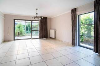 Charmant gelijkvloers appartement, ideaal gelegen in het centrum. De woning beschikt over een lichtrijke leefruimte, een volledig uitgeruste open keuken, een ruime slaapkamer en een moderne badkamer.<br />Extra troeven zijn de ondergrondse private berging en de afgesloten garage.<br />Indeling:<br />op de benedenverdieping: inkomhal, slaapkamer, badkamer, wasplaats/berging, wc, eethoek met keuken en zithoek, terras.<br />in de ondergrondse verdieping: berging en garage met kantelpoort.