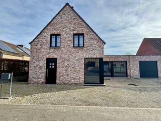 OPENDEURDAG OP ZATERDAG 4 APRIL 2026 tussen 14u00 en 18u00 (op afspraak)Energiezuinige woning op zeer rustige en landelijke locatie. Dankzij de...