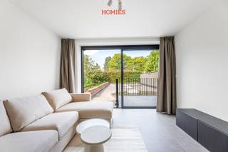 Dit prachtige gerenoveerd éénslaapkamerappartement is gelegen op een toplocatie net buiten het centrum van Leuven, op slechts een steenworp afstand van het historische centrum, de universiteit, verschillende faculteiten, Gasthuisberg, IMEC, en meer. Dit appartement wordt gemeubeld aangeboden. De flat bestaat uit: een inkomhal, een woonkamer met open keuken, een badkamer met wastafelmeubel, toilet en inloop douche en één slaapkamer met ingebouwde kleerkast en een ruim terras. Een extra pluspunt is de aansluiting voor een wasmachine. Fietsenstalling aanwezig. Gas, water en elektriciteit via aparte teller. EPB in opmaak. Beschikbaar vanaf 01/10/2026. Heeft u interesse of bijkomende vragen? Neem dan gerust contact met ons op via 0489/35 39 51 of info@homies.be.
