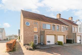 Ligging: zeer rustig gelegen in een doodlopende, kindvriendelijke verkaveling, nabij het centrum van Vosselaar, nabij winkels, openbaar vervoer en...