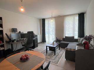 Dit modern appartement maakt deel uit van residentie Parkhof en hierbij heeft men extra aandacht gespendeerd aan wooncomfort en kwaliteitsvolle materialen. Indeling: een inkomhal, een woon- en eetkamer (24m²), een half-open keuken die is uitgerust met een koelkast, kookplaat, dampkap, vaatwasser en opbergkasten. Verder is er een slaapkamer (10m²), een wasplaats met aansluiting voor uw wasmachine/droogkast en technische installatie. Er is een badkamer met inloopdouche, lavabo en toilet. Op wandelafstand van winkels, openbaar vervoer, ... In de ondergrondse verdieping is er een privatieve bergplaats en een gemeenschappelijke fietsenstalling. Er is een lift in het gebouw aanwezig.