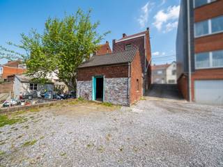 Dans une rue résidentielle très accessible, jolie maison trois façades profitant de beaux volumes et d'un agréable jardin. La maison demande...
