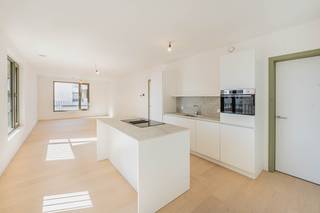 <p>Op zoek naar een splinternieuw appartement zonder bouwstress of lange wachttijden? Dit volledig afgewerkte en onmiddellijk beschikbare nieuwbouwappartement van 105 m², gelegen op de eerste verdieping, combineert modern wooncomfort, energiezuinigheid en een uitzonderlijke ligging aan de bosrand van Mechelen.</p><p>De ruime leefruimte met open keuken geniet dankzij de grote raampartijen van een overvloed aan natuurlijk licht en een aangenaam zicht op het omliggende groen. Het appartement beschikt over twee volwaardige slaapkamers, een stijlvolle badkamer en een praktische berging. De kwalitatieve afwerking zorgt ervoor dat je meteen kunt verhuizen en genieten.</p><p>Gelegen in een rustige, autoluwe woonomgeving met parkgroen en wandelpaden woon je hier midden in het groen, terwijl winkels, scholen, openbaar vervoer en belangrijke verbindingswegen zich vlakbij bevinden. Zo combineer je moeiteloos rust, natuur en bereikbaarheid.</p><p>Dankzij de energiezuinige technieken geniet je van een hoog wooncomfort en een lagere energiefactuur. Bovendien is dit appartement onmiddellijk beschikbaar, ideaal voor wie snel een nieuwe thuis zoekt of op zoek is naar een zorgeloze investering.</p><p>Extra comfort wordt voorzien door de ondergrondse parkeergarage. Een ondergrondse autostaanplaats dient afzonderlijk aangekocht te worden, zodat de bovengrondse omgeving groen, veilig en autoluw blijft.</p><p>Interesse? Contacteer ons voor meer informatie of een bezoek ter plaatse.</p>