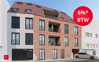 <p><span><strong>*6% BTW mogelijk! </strong>Ontdek dit stijlvolle <strong>nieuwbouwappartement op de tweede verdieping,</strong> binnen het hedendaagse woonproject <strong>Stationshof</strong>.  Met een <strong>bewoonbare oppervlakte van 79 m²</strong> en een gevelbreedte van ruim 13m, biedt dit appartement een doordachte indeling en hedendaags wooncomfort. </span></p><p><span>Het appartement beschikt over <strong>twee volwaardige slaapkamers</strong>, een moderne <strong>badkamer met dubbele lavabo en ruime inloopdouche</strong>, en een open <strong>keuken die naadloos overgaat in de lichtrijke leef- en eetruimte</strong>. Grote raampartijen zorgen voor een aangename lichtinval en een open gevoel.</span></p><p><span>Buiten geniet u van een <strong>privéterras van ruim 5,5 m²</strong>, ideaal om te ontspannen met een blik op de omgeving.</span></p><p><span>Dit appartement is ontworpen met oog op energiezuinigheid en comfort, met een <strong>E-peil van 30 of lager</strong>, wat resulteert in lagere energiekosten en een duurzame woonervaring.</span></p><p><span><u>Daarnaast is er de mogelijkheid om:</u></span></p><ul><li><p><span>een <strong>parkeerplaats</strong> aan te kopen voor <strong>€25.000</strong></span></p></li><li><p><span>een <strong>fietsstalling</strong> voor <strong>€3.500</strong></span></p></li></ul><p> </p><p><span><strong>Stationshof</strong> combineert modern wonen met een uitstekende bereikbaarheid en vormt de ideale thuisbasis voor wie comfortabel en toekomstgericht wil wonen.</span></p><p><span>Interesse? Contacteer ons vandaag nog voor meer informatie of een afspraak.</span></p>