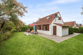 <h2><span>Vakantiewoning Park Zeewind 2, Bredene</span></h2><p><span>Op zoek naar een </span><span>instapklare vakantiewoning aan de Belgische kust</span><span>? Deze verzorgde woning is gelegen in het geliefde </span><span>Park Zeewind 2</span><span> en geniet van een rustige ligging op korte afstand van </span><span>strand, zee en duinen</span><span>.</span></p><p><span>Het vakantiedomein biedt tal van faciliteiten voor jong en oud, waaronder een </span><span>verwarmd openluchtzwembad</span><span>, sport- en recreatiemogelijkheden en ruime groenzones.</span></p><p><span>De woning beschikt over een </span><span>ruime, zonnige en onderhoudsvriendelijke privétuin met tuinhuis en terras</span><span>, waar je in alle rust en privacy kunt genieten. Een </span><span>private parkeerplaats</span><span> bevindt zich vlak bij de woning.</span></p><p><span>Binnenin is de woning smaakvol en gezellig ingericht en verkeert ze in </span><span>uitstekende staat van onderhoud</span><span>. De ruime leefruimte met eetplaats sluit aan op de </span><span>volledig uitgeruste open keuken</span><span>, voorzien van alle nodige comfort.</span></p><h3><span>Indeling</span></h3><p><span>Gelijkvloers</span></p><ul><li><span>Ruime en gezellige leefruimte met eetplaats</span></li><li><span>Volledig ingerichte open keuken</span></li><li><span>1 volwaardige slaapkamer</span></li><li><span>Vernieuwde badkamer met inloopdouche, lavabo en toilet</span></li><li><span>Afzonderlijk toilet</span></li></ul><p><span>Verdieping</span></p><ul><li><span>2 volwaardige slaapkamers</span></li><li><span>Praktische opbergkasten</span></li></ul><h3><span>Troeven</span></h3><ul><li><span>3 slaapkamers</span><span>, waarvan 1 op het gelijkvloers</span></li><li><span>Ruime en zonnige </span><span>privétuin met terras en tuinhuis</span></li><li><span>Private parkeerplaats</span></li><li><span>Verwarmd openluchtzwembad op het domein</span></li><li><span>Rustige en groene omgeving</span></li><li><span>Op korte afstand van </span><span>zee, strand en duinen</span></li><li><span>Instapklaar en uitstekend onderhouden</span></li><li><span>Geschikt voor </span><span>eigen gebruik én als investering</span></li></ul><p><span>Dankzij de combinatie van </span><span>rust, comfort, buitenruimte en de uitstekende ligging nabij de kust</span><span> is dit een ideale vakantiewoning voor wie zorgeloos wil genieten aan zee of op zoek is naar een interessante investering.</span></p><p><span>Een instapklare vakantiewoning met drie slaapkamers, zonnige tuin en alle comfort op een geliefd vakantiedomein aan de Belgische kust.</span></p><p><span>Dit pand kan onderhevig zijn aan de renovatieverplichting die door de Vlaamse overheid wordt opgelegd voor residentiële gebouwen. Raadpleeg voor meer informatie de website van het Vlaams Energie- en Klimaatagentschap.</span></p>