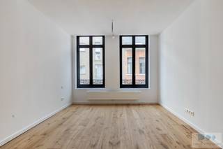 Op zoek naar een ruim en instapklaar appartement in het centrum van Lier?<br /><br />Dit volledig gerenoveerde appartement van maar liefst 112 m² combineert ruimte, licht en energiezuinigheid op een topligging, vlakbij de Grote Markt.<br /><br />De lichtrijke leefruimte met authentieke elementen zoals parket en zichtbare balken zorgt voor een warme en aangename woonbeleving. Aansluitend bevindt zich de geïnstalleerde keuken.<br /><br />Het appartement beschikt over 2 volwaardige slaapkamers, een moderne badkamer met inloopdouche, apart toilet en een praktische berging.<br />Achteraan geniet u van een aangenaam terras met gunstige oriëntatie, ideaal om in alle rust te ontspannen.<br /><br />Dankzij het EPC label A (95 kWh/m² jaar), conforme elektriciteit en asbestveilige toestand is dit appartement volledig toekomstgericht en zonder zorgen.<br /><br />Extra comfort: recht tegenover het appartement bevindt zich een overdekte en afgesloten parkeerplaats, die optioneel kan worden aangekocht of gehuurd. Een bijzonder interessante meerwaarde op deze centrale locatie.<br /><br />Gelegen op wandelafstand van winkels, horeca en openbaar vervoer, biedt dit appartement het perfecte evenwicht tussen rust, ruimte en stadsleven.