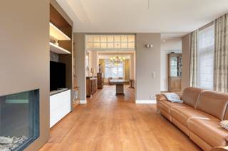 Nabij de Kruispoort (Dampoortstraat) te Sint-Kruis, centraal gelegen aan de stadsrand van Brugge bevindt zich dit gerenoveerd, klassevol huis te koop op een perceel van 533m² met 5 slaapkamers, 3 badkamers, garage, uiterste ruime kelder en een gunstig georiënteerde tuin. Dit luxueus huis werd met kwalitatieve materialen duurzaam gerenoveerd (EPC 151) geniet van een gunstige locatie vlakbij de Brugse vesten, buurtwinkels, scholen, openbaar vervoer, warenhuizen, sportcentrum...<br />Indeling:<br />Gelijkvloers (circa 110m²):<br />- Inkomhal (12m²) met gastentoilet;<br />- ruime, lichtrijke woonkamer (65m²) met gashaard en zicht op de gunstig georiënteerde tuin (533m²);<br />- compleet uitgeruste keuken (15m²);<br />- garage (18m²) met automatische poort.<br />1ste verdieping (circa 83m²):<br />- Nachthal (8m²);<br />- slaapkamer 1 (12m²);<br />- slaapkamer 2 (16m²);<br />- badkamer 1 (12m²) met inloopdouche en dubbele lavabo in meubel;<br />- badkamer 2 (10m²) met lavabo in meubel, ligbad en toilet;<br />- slaapkamer 3 (25m²) met ingemaakte kasten.<br />2de verdieping (circa 57m²):<br />- Nachthal (8m²);<br />- slaapkamer 4 (24m²);<br />- slaapkamer 5 (13m²);<br />- badkamer 3 (12m²) met ligbad, lavabo in meubel en toilet. <br />3de verdieping (circa 21m²):<br />- Zolder (21m²) toegankelijk via vlizotrap. <br />-1°V. (circa 88m²):<br />-  Uiterst ruime kelder (88m²) omvattende: keuken, wc, opbergruimte...