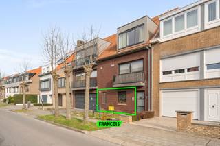 Dit instapklare gelijkvloers appartement, gebouwd in 2009, bevindt zich in een rustige en aangename residentiële buurt van Blankenberge. Hier woont u in alle rust, terwijl u toch op wandelafstand bent van de levendige zeedijk, gezellige horecazaken en tal van voorzieningen.<br /><br />Bij het betreden van het appartement komt u terecht in een verzorgde inkomhal die meteen een gevoel van thuiskomen oproept. Deze hal biedt toegang tot een gastentoilet en een praktische badkamer, en leidt u verder naar twee volwaardige slaapkamers. De grootste slaapkamer geniet van een rustgevend zicht op de tuin.<br /><br />Verder opent de hal zich naar de lichtrijke woonkamer, waar grote raampartijen zorgen voor een aangename, natuurlijke lichtinval. Aansluitend vindt u de recente, volledig uitgeruste keuken, die niet alleen praktisch is ingericht maar ook alle nodige comfort biedt. De aanpalende berging zorgt voor extra opbergruimte en gebruiksgemak.<br /><br />Vanuit de keuken bereikt u de absolute troef van dit appartement: de opvallend ruime en zonnige achtertuin. Deze buitenruimte vormt een zeldzame meerwaarde en is de perfecte plek om te ontspannen, te genieten van lange zomeravonden of gezellig samen te zijn met familie en vrienden.<br /><br />Dit goed onderhouden appartement is uitgerust met centrale verwarming op aardgas en biedt een ideale combinatie van comfort, rust en een uitstekende ligging aan de kust.<br /><br />Laat u charmeren door de warme sfeer en de vele troeven van dit appartement, en plan vandaag nog uw bezoek!<br /><br />