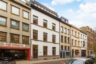 Gerenoveerd appartement met terras op een uiterst centrale, maar bijzonder rustige ligging in het hart van de stad. Het gebouw werd volledig vernieuwd en bevindt zich op wandelafstand van winkels, horecazaken en de universiteit. Het appartement werd afgewerkt met hoogwaardige materialen en met aandacht voor duurzaam wooncomfort. <br />Indeling van het appartement:<br /><br />Via de privatieve inkomhal met afzonderlijk gastentoilet betreedt u het appartement. U komt binnen in een ruime leefruimte op parket (ca. 45 m²), die baadt in het natuurlijke licht. De open, volledig ingerichte keuken is voorzien van kwaliteitsvolle kasten en toestellen, waaronder spoeltafel, koelkast, oven, kookplaat en vaatwasser. Aansluitend bevindt zich het aangename terras van ca. 10,5 m².<br /><br />De masterbedroom (ca. 15 m²), eveneens op parket, ligt een niveau lager en is bereikbaar via een stijlvolle inpandige trap. Aansluitend vindt u de ensuite badkamer met hangtoilet, lavabomeubel en ruime inloopdouche. Een tweede slaapkamer (ca. 8 m²) vervolledigt het slaapgedeelte.<br /><br />Verder beschikt het appartement over een praktische kelderberging en een gemeenschappelijke fietsenstalling.<br /><br />Een instapklaar, energiezuinig en comfortabel appartement op een topligging in de stad.<br />