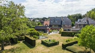 Deze verrassend ruime gezinswoning valt direct op door haar oneindige mogelijkheden, grote tuin en ideale ligging. Het huis beschikt over een lift én meerdere polyvalente ruimtes voor vrije beroepen. Of het nu voor een groot gezin is, als kangoeroewoning of om combinatie wonen en werken mogelijk te maken, het kan allemaal<br /><br />De indeling van het huis ziet er als volgt uit:<br /><br />Gelijkvloers:<br />- Uitnodigende inkomhal met gastentoilet<br />- Verschillende polyvalente ruimtes voor hobby en/of praktijk voor vrije beroepen<br />- Badkamer met douche, lavabo en sauna<br />- Berging/wasplaats<br />- Garage met ruime oprit voor twee wagens (reeds 3 laadpalen voorzien)<br /><br />Eerste verdiep:<br />- De ruime, lichtrijke leefruimte biedt zicht op en toegang tot het terras met tuin<br />- Aansluitend bevindt zich een ingerichte keuken<br />- Aparte kamer met ingemaakte kasten, momenteel ingericht als TV-kamer<br />- Gastentoilet<br /><br />Tweede verdiep:<br />- Royale nachthal <br />- 2 volwaardige slaapkamers<br />- Master bedroom met een grote dressing en comfortabele badkamer met bad, douche en dubbele lavabo<br />- Aparte badkamer met lavabo en inloopdouche<br />- Gastentoilet<br /><br />Zolderverdieping:<br />- Extra kamers/zolderruimte die ideaal kan dienen als master bedroom, hobbyruimte of thuiskantoor<br /><br />Tuin:<br />Het absolute pronkstuk van de woning! Een zeer diepe, verzorgde en zonovergoten tuin met gezellig terras, strakke vijver, sierheggen, volgroeide bomen en een adembenemend ver uitzicht over de achterliggende velden.<br /><br />Kelder:<br />De woning beschikt over een kelder van 111m², ideaal als fitnesruimte, praktijkruimte of hobbyruimte<br /><br />Omgeving & Ligging:<br />Gelegen aan de Vilvoordsesteenweg in Meise woont u hier bijzonder strategisch. Winkels, scholen, openbaar vervoer en de Plantentuin van Meise liggen in de directe nabijheid. Dankzij de vlotte verbinding met de A12 en de Brusselse Ring bent u op een boogscheut van Brussel, Vilvoorde en Antwerpen, terwijl u achteraan in uw tuin geniet van een oase van rust en een prachtig groen landschap.<br /><br />Interesse? Neem vandaag nog contact op voor een bezoek en laat u verrassen door de ruimte en de tuin!<br /><br />Bestuursmaatregelen in het maatregelenregister: ja
