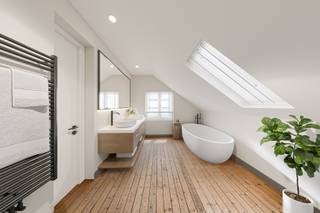 Bent u op zoek naar een uitzonderlijke woning met karakter en uitstraling?Deze prachtig gerenoveerde pastorij combineert op harmonieuze wijze...