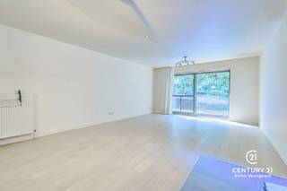 <p>Gelijkvloers appartement met prachtig groen uitzicht in Kasterlee</p>
<p>Op zoek naar een rustig gelegen appartement met alle comfort, omgeven door groen en toch dicht bij het bruisende centrum? Dit instapklaar gelijkvloers appartement in Kasterlee biedt het allemaal.</p>
<p><strong>Unieke ligging</strong><br />Het appartement bevindt zich op een toplocatie, pal aan het sprookjesachtige bos Kabouterberg en op wandelafstand van het levendige dorpscentrum met gezellige terrasjes, winkels en restaurants. Hier combineert u de rust van de natuur met de nabijheid van alle voorzieningen.</p>
<p><strong>Indeling</strong><br />Bij het binnenkomen wordt u verwelkomd in een lichtrijke, ruime woonkamer die rechtstreeks toegang geeft tot het grote terras met een prachtig groen uitzicht – een plek waar u heerlijk tot rust komt.<br />De keuken is praktisch ingericht en voorzien van de dagelijkse benodigdheden. Verder beschikt het appartement over<strong> </strong>twee slaapkamers en een badkamer met wasmeubel en ingebouwde opbergkasten.</p>
<p><strong>Extra comfort</strong><br />Uw wooncomfort wordt vervolledigd door een <strong>inpandige parkeerplaats</strong> (gezamenlijke meerprijs: € 29.500), bereikbaar via trap of lift. In de ondergrondse garage is bovendien een ruime, gemeenschappelijke fietsenstalling aanwezig.<br /><br /><span>Extra troeven? Een sfeervolle gemeenschappelijke ruimte met keuken en sanitair, gratis te gebruiken door bewoners voor vergaderingen of feestjes. En voor wie het ultieme wellnessgevoel wil, is er de mogelijkheid om een aandeel te kopen in het binnenzwembad met wellnessfaciliteiten.</span></p>
<p><strong>Troeven op een rij</strong></p>
<ul>
<li>
<p>Gelijkvloers appartement met terras en groen uitzicht</p>
</li>
<li>
<p>Unieke ligging aan de <em>Kabouterberg</em></p>
</li>
<li>
<p>Op wandelafstand van het centrum van Kasterlee</p>
</li>
<li>
<p>Ruime woonkamer en twee slaapkamers</p>
</li>
<li>
<p>Ondergrondse parkeerplaats en fietsenstalling</p>
</li>
</ul>
<p>Dit appartement is ideaal voor wie houdt van rust, natuur én comfort, zonder in te boeten op bereikbaarheid.</p>