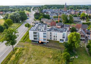 Op een boogscheut van het centrum van Halen en op slechts 3 minuten wandelen van de gekende snuffelmarkt hebben in ons prachtig nieuwbouwproject “<strong>Residentie Halon</strong>” nog enkele mooie appartementen op verdiep te koop! Appartement A9 bijvoorbeeld beschikt over 2 ruime slaapkamers en heeft een aangenaam terras.<br /><br />Ook dit nieuwbouwappartement beschikt over een eigen warmtepomp en PV-panelen om zo uw energiefactuur tot een minimum te beperken. Een groot pluspunt als toekomstige woonst of duurzame en kwalitatieve investering!<br /><br />Voor meer informatie ontvangen we u graag bij ons op kantoor of ter plaatse om dit prachtige project tot in de puntjes toe te lichten. Bel nu Elien Mombaerts op het nummer 0470/38.21.30.