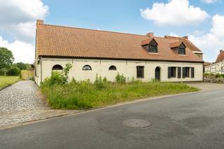 <strong>Zeer landelijk maar toch centraal gelegen gebouw voor gemengd gebruik met een oppervlakte van maar liefst 873 m², op een perceel van 1016m²! EPC label x 721 kWh/m².<br /><br />Ligging</strong>: landelijk en rustig gelegen maar het centrum bevindt zich slechts op 10 minuutjes wandelen, daarnaast bereikt u op een kwartiertje rijden zowel de E34 als de E313.<br /><br /><strong>Omschrijving</strong>: het exterieur van het handelspand werd reeds grondig onder handen genomen. Zo werd het gebouw voorzien van een nieuw, zeer hoogwaardig afgewerkt dak (inclusief isolatie) en werden de ramen overal vervangen. De nutsvoorzieningen werden van de straatkant tot binnenin volledig vernieuwd. <br /><br />Het interieur kan u nog volledig naar eigen wensen en zinnen opdelen en inrichten. Met een gelijkvloerse oppervlakte van zo'n 623 m² met bijkomend een eerste verdieping van 250 m² zal er aan ruimte in ieder geval geen gebrek zijn. Via de oprit aan de linkerzijde komen we achteraan bij een grote poort (originele kasteelpoort uit Frankrijk) waardoor er een handige toegang is voor bijvoorbeeld leveringen of het binnenrijden van voertuigen. Hoewel het gebouw volledig ingericht kan worden als een handelsruimte, heeft u ook nog verschillende mogelijkheden tot het integreren van een privéwoongelegenheid. Momenteel is de handelszaak opgesplitst in verschillende compartimenten, het plan in bijlage biedt hier meer duidelijkheid overheid. <br /><br />Om even back to the roots te gaan was dit handelspand de voormalige huisvestiging van het welbekende Klaveren3. Het werd uitgebaat door charmezanger Marc Dex, de vader van de fameuze Barbera Dex. Hij ontving hier zeer veel bekenden zoals bijvoorbeeld Helmut Lotti, Margriet Hermans, Eddy Wally, De Strangers, ... die hier op de iconische en bovendien in stand gehouden witte muren hun handtekening neerpenden. <br /><br /><strong>Bijzondere informatieplicht</strong>: in aanvraag.