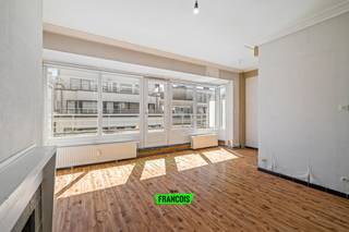 Ontdek dit lichtrijke appartement te koop pal in het centrum van Oostende, op een steenworp van de Zeedijk. Een unieke kans voor wie op zoek is...