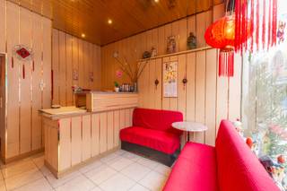 Droom je van een eigen zaak op een bruisende locatie? Dan is dit misschien precies wat je zoekt!<br /><br />Het handelsgelijkvloers omvat momenteel een ontvangstruimte vooraan en een professionele keuken met onder meer een koelcel achteraan. Werken en wonen gaan hier hand in hand: via de trappen bereik je de bovenverdiepingen, waar zich drie kamers bevinden. De woonst kan een opfrissing gebruiken, maar biedt heel wat potentieel dankzij de mogelijkheid om uit te breiden.<br /><br />Ook interessant als investering: door de strategische en gunstige ligging is verhuur zo goed als gegarandeerd.<br /><br />Interesse? Neem vandaag nog contact met ons op voor meer informatie of een bezichtiging!<br /><br />EXTRA<br />Centrale verwarming op gas.<br />Ramen: bovenverdiepingen dubbelglas.<br />EPC-label E.<br />Renovatieplicht.<br />Elektrische keuring: AREI-conform.<br /><br />(woongebied, vergunning, geen verkavelingsvergunning, geen voorkooprecht, geen rechterlijke herstelmaatregel of bestuurlijke maatregel opgelegd)