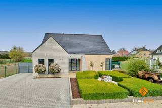 <p><span>Deze zéér ruime, luxueus afgewerkte woning met 3 tot 5 slaapkamers en een grote, vrijstaande garage is gelegen op een perceel van 9a60ca. </span></p><p><span> </span></p><p><span>Indeling gelijkvloers:</span><span> inkomhal, bureauruimte, dressing, apart toilet, ruime woonkamer met gashaard, keuken, sas, berging/wasplaats met douche. </span></p><p><span> </span></p><p><span>Indeling verdieping:</span><span> nachthal, 3 slaapkamers, badkamer met ligbad, apart toilet. </span></p><p><span> </span></p><p><span>De bureauruimte en dressing op het gelijkvloers kunnen tevens dienst doen als extra slaapkamers.</span></p><p><span> </span></p><p><span>Achteraan het perceel bevindt zich een vrijstaande garage van maar liefst 82 m², met bovenliggende zolder voor nog meer opslagruimte!</span></p><p><span> </span></p><p><span>Troeven:</span></p><ul><li><span>Zéér ruime woning</span></li><li><span>3 tot 5 slaapkamers</span></li><li><span>Ruime woonkamer met gashaard</span></li><li><span>Vernieuwde keuken </span></li><li><span>Grote dressing</span></li><li><span>Overdekt terras</span></li><li><span>Zéér ruime, vrijstaande garage met grote zolder</span></li><li><span>Rustige, kindvriendelijke omgeving</span></li><li><span>Op slechts 2 km van diverse winkels</span></li><li><span>Vlakbij diverse verbindingswegen </span></li><li><span>Oprit autostrade op slechts 10 km</span></li></ul>