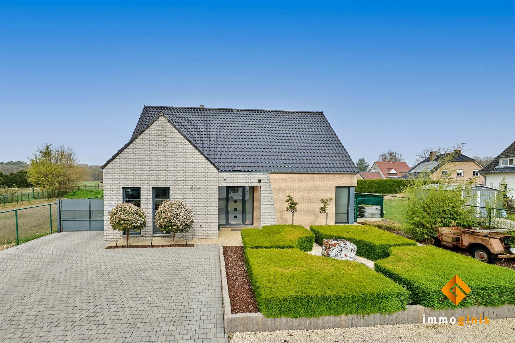 Luxueuze woning met 3 tot 5 slaapkamers en zéér grote, vrijstaande garage op een mooi perceel van 9a60ca. - foto 1