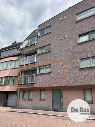 HERZELE - Instapklaar appartement
Inschrijven voor het geplande bezoekmoment kan via de website => www.immoderas.be/afspraak-instructies
Dit appartement is centraal gelegen in Herzele en geniet van een uitstekende bereikbaarheid. Het station van Herzele bevindt zich op wandelafstand, waardoor ook treinverbindingen vlot toegankelijk zijn. Met de wagen zijn onder meer de N42 en de E40 gemakkelijk bereikbaar. Winkels, scholen en andere voorzieningen bevinden zich eveneens in de nabije omgeving.
Het appartement bestaat uit een inkomhal, een ruime leefruimte en een aansluitende keuken. De keuken is uitgerust met een inductievuur, koelkast, vaatwasmachine en combi-oven. Naast de keuken bevindt zich een berging/wasruimte. Er zijn twee slaapkamers, waarvan één middelgrote en één kleinere. Beide slaapkamers beschikken over ingebouwde kasten.
Verder zijn er een badkamer met wastafel en ligbad met douchegordijn en een apart toilet. Bij het appartement hoort een carport met extra bergruimte.
AK: €60/maand