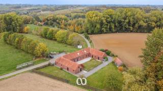 Op zoek naar een gerenoveerde woning op een ongelofelijk mooie locatie? Dit is het!<br /><br />Deze hoeve bevindt zich op de Ganzenberg te Schorisse. Aanpalend aan het natuurgebied t'Burreken. Rust gegarandeerd dus. Een echt unicum in het druk bebouwde Vlaanderen. De woning zelf biedt zeer veel ruimte en mogelijkheden gezien de vele stallingen en bergingen. Er is tevens een mogelijkheid tot bij aankopen van een weide van 5.320 m² rechtover de woning.<br /><br />Indeling:<br />-GLV: Via de ruime inkomhal met toilet betreedt je de zeer ruime leefruimte. Rechts bevindt zich de keuken met aanpalend de garage met berging. Links van de leefruimte bevindt zich het nachtgedeelte met een badkamer en twee slaapkamers. Aanpalend aan de woning maar te betreden via buiten zijn er nog tal van bergingen en stallingen.<br />-1stV: De grote overloop kan dienst doen als bureau of hobbyruimte gevolgd door een derde slaapkamer. Vervolgens volgt een zeer grote zolder waar indien gewenst nog bijkomende slaapkamers gecreëerd kunnen worden.<br /><br />Spreekt deze uitzonderlijke gelegen instapklare hoeve jou aan? Maak snel een afspraak en laat je verwonderen van de locatie en mogelijkheden die deze eigendom te bieden heeft.