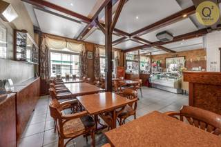 Ontdek dit veelzijdige handelspand met aansluitende woonst, ideaal gelegen in het hart van de belangrijkste winkelstraat van Schilde — een...