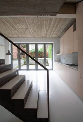 Dit gelijkvloers appartement in het centrum van Leuven is beschikbaar vanaf 15 oktober 2026! Op minder dan 50 meter bevinden zich winkels, supermarkten, ontspanningsmogelijkheden en leuke bezienswaardigheden. Ook de bereikbaarheid is een groot pluspunt: op wandelafstand vind je verschillende bushaltes en het station van Leuven.<br /><br />Het appartement bestaat uit een inkomhal. Op de gelijkvloers bevindt zich een ruime slaapkamer met schouw en prachtig afgewerkt plafond. De hoge plafonds zorgen voor een ruimtelijk gevoel en de grote ramen voor voldoende lichtinval. Daarnaast is er de badkamer met een bad/douche combinatie, een design wastafel en spiegel, en ingebouwde kasten. Er is zelfs mogelijkheid om een wasmachine in de kast te plaatsen. Een verdiep hoger bevindt zich de leefruimte met zicht op de stadstuin, voorzien van een ingebouwde kast en bureau.<br /><br />Dit zonnige en lichtrijke appartement heeft ook een benedenverdieping. Hier kom je in een zeer ruime, open en goed uitgeruste keuken met ingebouwde kasten, enkele wasbak, 4 gasvuren, dampkap, ingebouwde combi-oven en koelkast met vriesvak. Naast de keuken bevindt zich een toilet met een aparte design wastafel. Aan de andere kant van de keuken, aan de achterzijde van het gebouw, is er een zeer mooie en ruime stadstuin met aangrenzend terras van in totaal 90 m². Bovendien is er ook een kelder aanwezig.<br /><br />Dit pareltje is beschikbaar vanaf 15 oktober 2026 en kan enkel gehuurd worden als hoofdverblijfplaats met een langetermijncontract. De huurprijs bedraagt € 1300 + € 35 gemeenschappelijke kosten. Alle andere nutsvoorzieningen (water, gas en elektriciteit) zijn zelf te voorzien. Interesse in een bezoek? Plan dan snel een afspraak via onze online agenda!<br /><br />Interesse in een bezichtiging? Plan snel een afspraak op https://immojanstas.be/nl/huren via onze online agenda, de snelste en efficiëntste manier om een bezichtiging in te plannen! Voor vragen zijn wij beschikbaar op het nummer 016 23 90 81, elke weekdag van 10u tot 13u.
