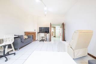 Dit appartement met 2 slaapkamers van ± 99 m², gelegen vlak bij de Europese wijk en het Jourdanplein, is een mooie kans, mits het wordt gemoderniseerd. Het bestaat uit een inkomhal met berging, een lichte woonkamer van ±25 m², een keuken met toegang tot een terras van ±6 m² op het westen, een badkamer met toilet, en twee slaapkamers van ±13,5 m² (met toegang tot het terras) en ±14 m². Een kelder van ±3 m² maakt het geheel compleet.<br /><br />Ideaal gelegen nabij het Jubelpark en het Leopoldpark, geniet deze woning van een gewilde omgeving en een uitstekende bereikbaarheid – metro Schuman. Het appartement heeft een uitstekende EPC-score C+, in overeenstemming met de energie-eisen van het Brussels Gewest tegen 2045, een echte troef voor de toekomst.<br /><br />Momenteel verhuurd voor 900 €/maand (1.134,25 € na indexering in 2026) – vertrek van de huurder voorzien uiterlijk op 30 juni.<br />Maandelijkse lasten: 282,63 € (gemeenschappelijke kosten, verwarming, warm en koud water, reservefonds).<br />Gemeenschappelijke gascondensatieketel (2022) met warmtekrachtkoppeling.<br /><br />Een ideaal pand voor investering of eigen bewoning in een wijk waar veel vraag naar is !<br />
<p><strong>Indeling</strong></p>
<ul>
<li>Oppervlakte ± 99 m²</li>
<li>Hal ± 7,5 m² met berging</li>
<li>Woonkamer ± 25 m²</li>
<li>Keuken met toegang tot het terras</li>
<li>Badkamer ± 4,5 m² met toilet</li>
<li>2 slaapkamers:</li>
<ul>
<li>± 13,5 m² met toegang tot het terras</li>
<li>± 14 m²</li>
</ul>
<li>Terras ± 6 m² op het westen</li>
<li>Kelder ± 3 m²</li>
</ul>
<p><b>Voorzieningen &amp; techniek</b></p>
<ul>
<li>Gemeenschappelijke gascondensatieketel (2022) met warmtekrachtkoppeling</li>
<li>PVC-ramen met dubbele beglazing aan de voorzijde</li>
<li>Houten ramen met enkele beglazing aan de achterzijde</li>
<li>Mechanische rolluiken</li>
<li>Intercom</li>
<li>Elektriciteit niet conform</li>
<li>EPB: C+</li>
</ul>
<p><strong>Financiële informatie</strong></p>
<ul>
<li>Basishuur: 900 €/maand</li>
<li>Geïndexeerde huur 2026: 1.134,25 €/maand</li>
<li>Vertrek van de huidige huurder uiterlijk op 30 juni</li>
<li>Maandelijkse kosten: 282,63 € (gemeenschappelijke kosten, verwarming, warm en koud water, reservefonds)</li>
</ul>
<p><strong>Ligging</strong></p>
<ul>
<li>Gewilde Europese wijk</li>
<li>Op een steenworp afstand van het Jourdanplein</li>
<li>Dicht bij het Jubelpark en het Leopoldpark</li>
<li>Gemakkelijk bereikbaar via metrostation Schuman</li>
</ul>
<p><strong>Potentieel</strong></p>
<ul>
<li>Appartement dat opgeknapt moet worden</li>
<li>Ideaal als investering of eerste aankoop</li>
<li>Uitstekende ligging met grote vraag naar huurwoningen</li>
</ul>