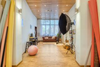 Te koop: Instapklare woning met 2 à 3 slaapkamers en handelsmogelijkheden op het gelijkvloersDeze veelzijdige woning combineert comfortabel wonen met de mogelijkheid tot het uitoefenen van een zelfstandige activiteit op het gelijkvloers.Indeling: Gelijkvloers:- Ruime inkomhalMultifunctionele ruimte (momenteel ingericht als handelsruimte, maar perfect geschikt als leefruimte of extra slaapkamer)- Sanitaire ruimteEerste verdieping:- Nachthal- Ruime leefruimte met eetkamer- KeukenTweede verdieping:- Hal- Slaapkamer- Berging- BadkamerDerde verdieping:- SlaapkamerTroeven: - Kelder- Recent gerenoveerd- Energiezuinig, conforme elektriciteit, asbestveilige woning- Uitstekende ligging nabij scholen, winkels, openbaar vervoer, invalswegen...Bent u geïnteresseerd in dit vastgoed te koop in 2850 Boom? Aarzel dan niet om contact met ons op te nemen.Wenst u uw eigendom ook te koop of te huur te stellen? Steeds tot uw dienst om u verder te helpen met al uw vragen over vastgoed!De eigendom wordt aangeboden via de Pre-sale formule. Op 27/05/2026 tussen 13:00 en 17:00 kan u de woning op afspraak komen bezichtigen en een bod uitbrengen. De vermelde prijs is een instelprijs. Voor meer info, gelieve contact op te nemen met de dossierverantwoordelijke.Bestuursmaatregelen in het maatregelenregister: nee