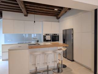 <p>Op zoek naar een uitzonderlijke stadswoning met garage waar authentieke charme en hedendaags wooncomfort elkaar ontmoeten?</p><p>Deze instapklare woning weet meteen te verrassen: bij het binnenstappen valt meteen de royale inkomhal op met als blikvanger de spiltrap rustend op natuursteen.</p><p>De open, modern uitgeruste keuken vormt een mooi samenspel met de authentieke, eeuwenoude eiken balken die de ruimte karakter geven. Zowel de keuken als de eetkamer bieden een overvloed aan opbergruimte.</p><p>Naast de sfeervolle woonkamer herbergt de eerste verdieping een aparte bureauruimte, een eigentijdse badkamer en twee van de drie slaapkamers.</p><p>Op de zolderverdieping vindt u de derde slaapkamer en een extra ruimte, thans in gebruik als atelier; eenvoudig om te vormen tot een vierde slaapkamer of hobbyruimte.</p><p>◆ OASE VAN RUST IN DE STAD ◆</p><p>Vanuit de keuken wandelt u zo de gezellige, groen aangelegde stadstuin in. Het verhoogde terras met pergola nodigt uit om hier op elk moment van de dag te genieten: met de ochtendzon bij het ontbijt, in de schaduw tijdens de warme middaguren of beschut tegen een zomerse regenbui.</p><p>◆ RUIME GARAGE ◆</p><p>Hoewel de ruime garage in principe plaats biedt voor twee wagens, is hij in het bijzonder geschikt voor één wagen en kan de resterende ruimte benut worden voor fietsen en bergruimte.</p><p>◆ PRINSENHOF, EEN DORP IN DE STAD ◆</p><p>Het Prinsenhof behoort tot de meest karaktervolle woonbuurten van Gent. Je woont hier in een historische en rustige stadsomgeving, op wandelafstand van het centrum, met winkels, horeca, cultuur, scholen, diensten en openbaar vervoer in de onmiddellijke omgeving.</p><p>De ligging combineert het beste van twee werelden: het bruisende stadsleven vlakbij, maar met het eigen karakter en de intimiteit van een echte woonbuurt.</p><p>◆ MOBISCORE: 9,4/10 ◆</p><p>De woning beschikt over een uitstekend aanbod aan openbaar vervoer. Onderwijs, winkels en diensten, ontspanning, sport en cultuur én gezondheidszorg zijn zeer goed bereikbaar te voet of met de fiets.</p>