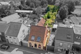 <p><span>9185 Wachtebeke - Lochristi VIERSCHAARSTRAAT 16</span></p><p><span>Woning met tal van mogelijkheden, een prachtig diepe tuin en mega veel opbergruimte. Momenteel 3 slaapkamers.</span></p><p><span> </span></p><p><span>Indeling</span></p><p><span>Op het gelijkvloers komt u binnen via de inkomhal. Vooraan bevindt zich een gezelllige zithoek verbonden met de open keuken die naar de tuinzijde van het huis overloopt in een eetplaats. Er is dus op het gelijkvloers een heel open grondplan.</span></p><p><span>Via de trap bereikt u de eerste verdieping. Naast de trap bevindt zich de toegang tot de frisse kelder, met een handige entresol die de opbergruimte verdubbelt!</span></p><p><span>Op de eerste verdieping zijn momenteel drie slaapkamers. Via een zolderluik in de hal is de ruime zolder bereikbaar, die nog bijkomende opslagmogelijkheden biedt.</span></p><p><span>Verder beschikt de woning over een praktische achterinkom met een wasplaats en een badkamer met bad en douche en een apart toilet op het gelijkvloers.</span></p><p><span>Een absolute troef is de grote, momenteel nog onbenutte ruimte boven het aanpalende werkhuis. Deze biedt tal van mogelijkheden, zoals het creëren van extra slaapkamers, een hobbyruimte, een bureau, mancave,... Het potentieel van deze woning ontdekt u pas echt tijdens een bezoek.</span></p><p><span>De woning ligt op een heel groot stuk grond, er is een terras en de tuin is 60 meter diep! Zicht op groen gegarandeerd!</span></p><p><span> </span></p><p><span>Troeven</span></p><p><span>Half open bebouwing</span></p><p><span>Tal van uitbreidings- en inrichtingsmogelijkheden binnen het bestaande volume.</span></p><p><span>Momenteel 3 slaapkamers, met mogelijkheid tot uitbreiding.</span></p><p><span>Praktische kelder met entresol, ruime zolder, aangebouwde werkruimte met zolderverdieping. Ruim voldoende bergruimte voor al uw spullen!</span></p><p><span>Prachtige tuin van 60 meter diep agrarisch gebied (woning in woongebieden).</span></p><p><span>Aanbouw uit 1992.</span></p><p><span>Vernieuwde ramen en schrijnwerk</span></p><p><span>Nieuwe gasketel: 2021 hoge rendementsketel</span></p><p><span> </span></p><p><span>Deze instapklare woning is klaar om de uw thuis te worden. Een thuis voor u en uw toekomst. Kom langs en ervaar de huiselijke sfeer, de grote bewoonbare oppervlakte en het prachtige zicht op de groene tuin. </span></p><p><span> </span></p><p><span>Interesse? Wij organiseren een </span><span>bezoekdag op zaterdag 01/08/2026 van 10h-11h.</span></p><p><span>Bel 0471/200.189 of mail bellina@maximm.be.</span></p><p><span>Let op: voor deze bezoekdag is op voorhand verwittigen/</span><span>inschrijven verplicht</span><span>!</span></p>