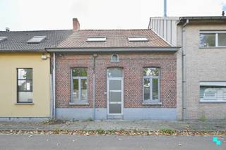 Ontdek deze landelijk gelegen, te renoveren ééngezinswoning met drie slaapkamers, beschikkende over een bewoonbare oppervlakte van 103 m² (volgens EPC-attest) en gelegen op een west georiënteerd perceel van ca. 300 m². De woning situeert zich nabij het centrum van Izegem en de Rijksweg (N36). Volgende indeling: Inkomhal met apart gastentoilet, eerste slaapkamer of bergruimte, toegang tot de woonkamer met zich op de tuin en aansluitend de keuken (tussenverdieping) die toegang verleent tot de kelder. De eerste verdieping bestaat uit de nachthal, badkamer (ligbad, toilet en dubbele spoelbak) en twee ruime slaapkamers, waarvan één met berging. De tuin is west gericht. EPC C - GEEN renovatieverplichting | Centrale verwarming op aardgas (HR-top ketel 2009) | Dubbel glas (PVC en hout) | Dakisolatie - 12 cm MW | Waterinfo: Perceelscore - B | Gebouwscore - B | Centrale ligging | Voldoende parkeermogelijkheden | Tal van mogelijkheden | Investeringseigendom. Margot organiseert voor deze woning de bezoeken, mits het maken van een afspraak.