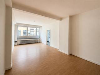 <p>Aangenaam appartement van ca. 80 m² gelegen op de eerste verdieping, in het hart van Antwerpen. De woning beschikt over een lichtrijke leefruimte, twee slaapkamers, een badkamer en een keuken.</p><p>Dankzij de grote raampartijen geniet het appartement van veel natuurlijk daglicht en een aangename sfeer. Achteraan bevinden zich een inpandig terras en een praktische bergruimte.</p><p>De eerste slaapkamer is ruim en geniet van natuurlijk licht. De tweede slaapkamer is compacter, maar eveneens volwaardig en comfortabel. De badkamer is functioneel ingericht met een douchecabine, wastafel en toilet.</p><p>Het appartement is gelegen in een verzorgd gebouw met recent gerenoveerde lift, in een levendige buurt met een vlotte bereikbaarheid. Winkels, restaurants en openbaar vervoer bevinden zich op wandelafstand.</p><p>Bovenop de huurprijs wordt een voorschot van €140 per maand gevraagd voor de gemeenschappelijke kosten. Dit voorschot omvat eveneens het water- en verwarmingsverbruik, die gemeenschappelijk zijn. Het elektriciteitsabonnement dient individueel afgesloten te worden. Jaarlijks wordt een afrekening van de kosten opgesteld.</p><p>Het appartement is onmiddellijk beschikbaar.</p>
