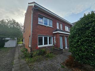 Goed gelegen halfopen bebouwing met 3 slaapkamers en een tuin. De ruime stockagezolder op de dakverdieping is reeds bereikbaar via een vaste trap en biedt potentieel om eenvoudig omgevormd te worden tot extra slaapkamer(s). De woning is zeer gunstig gelegen op wandel- en fietsafstand van het handelscentrum van Haacht, scholen, openbare diensten en het openbaar vervoer. Gvg, Wg, Gmo, Gvkr, Gvv. EPC-score : 358 (label D - geen renovatieverplichting). Oppervlakte: 3a 70ca. P-score: C / G-score: A. Op te frissen / renoveren.<br /><br />INDELING:<br />Kelder<br /><br />Gelijkvloers:<br />Inkomhal (trap naar verdieping), living (schouw, trap naar kelder), keuken (buitendeur, dubbele roestvrije spoelbak met afdruipvlak, aanbouwkasten, keramische kookplaat, dampkap, oven), wasplaats (condensatiegaswandketel, aansluiting wasmachine, omvormer, installatie elektriciteit), badkamer (toilet, lavabo, inloopdouche met glazen wand).<br /><br />Verdieping:<br />Overloop, slaapkamer 1 (vaste trap naar dakverdieping), slaapkamer 2, slaapkamer 3<br /><br />Dakverdieping:<br />Stockagezolder<br /><br />Afzonderlijk:<br />Garage, tuinhok.<br /><br />AFWERKING:<br />- Vloeren: keramische tegels, laminaat, vast tapijt, <br />- Muren: behangen, geschilderd pleisterwerk, betegeld.<br />- Plafonds: geschilderd pleisterwerk.<br /><br />AFMETINGEN:<br />Zie indelingsplannen bij downloads.<br /><br />DIVERSEN:<br />Centrale verwarming op gas met radiatoren. Draai- en kiepramen in pvc met dubbele beglazing. Rolluiken in pvc met lint. PV-installatie met 10 zonnepanelen en omvormer nog over te nemen! Een deel van het meubilair blijft staan.<br /><br />STEDENBOUWKUNDIG:<br />Stedenbouwkundige vergunning: ja (voor 1962)<br />Stedenbouwkundige bestemming: woongebied<br />Geen rechterlijke herstelmaatregel of bestuurlijke maatregel opgelegd.<br />Voorkooprecht: nee - Verkavelingsvergunning: nee<br />P-score: C / G-score: A<br />Geen maatregelen in het Vlaams Handhavingsplatform.