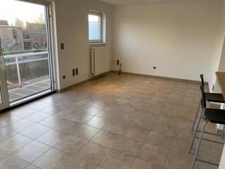 <strong>Te huur – Instapklaar 2-slaapkamerappartement met garage in Lier.</strong><br /><br />Rustig gelegen en <strong>recent gerenoveerd appartement op de 2de verdieping met lift</strong>, gelegen in de Frankenweg 12 te Lier.<br /><br />Het appartement werd recent volledig opgefrist en beschikt over een <strong>nieuwe keuken, nieuwe badkamer, nieuwe verwarming en werd volledig geschilderd</strong>, waardoor het meteen instapklaar is.<br /><br /><strong>Indeling: inkomhal, ruime en lichtrijke living, volledig vernieuwde keuken, nieuwe badkamer, apart toilet, berging, 2 slaapkamers en terras met zonnetent</strong>.<br /><br />Daarnaast is er een <strong>private berging op het gelijkvloers</strong>.<br /><br /><strong>Een garage is verplicht bij te huren (€ 70/maand).</strong><br /><br />Extra informatie:<br />EPC: 250 kWh/m² (label C)<br /><br /><strong>Gemeenschappelijke kosten: € 50/maand.</strong><br /><br /><strong>Onmiddellijk beschikbaar.</strong><br /><br />📍<strong> Ligging: rustig gelegen met vlotte verbinding naar winkels, openbaar vervoer en invalswegen.</strong><br /><br />Interesse of een bezoek plannen?<br />📞 <strong>0473/33 33 33 ✉ philip@wijns.be</strong><br /> 