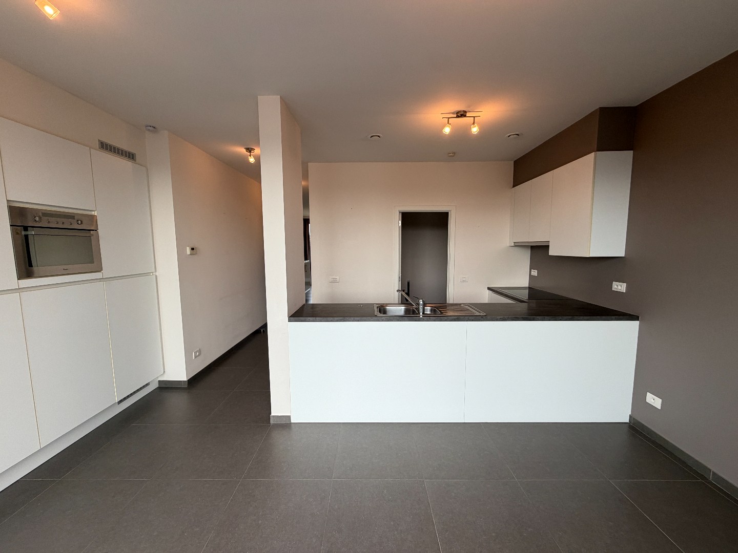 Uiterst ruim appartement (119m²) met twee slaapkamers op de markt van Houthulst - foto 4
