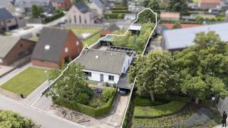 <strong>Uiterst energiezuinig en doorgedreven gerenoveerde villa in rustige Schoonbroek, nabij de Nederlandse grens, Oud-Turnhout en op fietsafstand van natuur Liereman, Prinsenpark en Postelse bossen. De woning van bj. 1974 is recent (nl. gedurende de voorbije jaren 2014-2026) volledig gerenoveerd en verduurzaamd. Zij is o.a. voorzien van driedubbel glas, nieuw raam- en deurschrijnwerk, warmtepomp, zonnepanelen en isolatie naar hedendaagse normen. De stijlvol afgewerkte woning biedt 4 slaapkamers (mogelijkh. tot 5), een riante woonkamer met legio inbouwkasten en een diepe zonnetuin met serre en verschillende terras- en (hout)opslagmogelijkheden.<br /><br />De levensloopbestendige woning, van maar liefst 227 m² bew. opp., ademt moderniteit, klasse en rust. Enkele kamers worden nog afgewerkt of geschilderd. De woning is levensloopbestendig gelet op de 2 benedenslaapkamers. De woning zal beschikken over een energielabel B (EPC-score van 151 kWh/m²/jaar) (thans C-label - warmtepomp wordt nog geplaatst). Zij is gelegen op enkele autominuten van centra Retie, Arendonk en Oud-Turnhout; bovenop beschikt deze over een vlotte bereikbaarheid via de E34.<br /><br /></strong><em>Gelijkvloers verdiep - Inkomhal, keuken &amp; woon- en werkvertrekken</em><br /><br />De inkomhal geeft toegang tot de woonkamer, een gastentoilet en een bureauruimte. Deze laatste ruimte kan eenvoudig gebruikt of omgevormd worden tot benedenslaapkamer. Er is mogelijkheid voorzien voor inbouwkastruimte (met verlichting).<br /><br />De woonkamer is open van opzet en verdeeld in een zitgedeelte (vooraan) en een eetkamer- / bureaudeel (achteraan). Zij is bewust verbonden met de achtergelegen leefkeuken.<span> De leefruimte is voorzien van inbouwkastruimte (maatwerk) over nagenoeg de hele lengte van de kamer (beide zijden). De zithoek beschikt over een ingewerkte houthaard. Vanuit de leefruimte heeft u toegang tot de open keuken en de eethoek.<br /><br />De aansluitende eethoek, dienst doende als centrale schakel tussen keuken en grote zithoek, ontvangt veel rechtstreeks daglicht via de brede, hoge raampartijen die uitgeven op de voor-, zij- en achtertuin. Deze eetruimte is bovendien polyvalent want geschikt voor thuiswerk gelet op de 2 ingebouwde bureaustations voor administratie (eveneens maatwerk-inbouw).<br /><br />De keuken op hoogte is luxues afgewerkt en voorzien van een legio werkruimte, een afwasmachine (Miele), brede kookplaat (Atag) en voldoende schuif- en kastruimte. Er bevinden zich 2 ovens (combi en hetelucht) en ijskast in de keuken (allen Atag). Aansluitend is er een koele berging voor proviand.<br /></span><br /><em>Gelijkvloers verdiep - Slaapkamers, badkamer &amp; toilet</em><br /><br />De woning is levensloopbestendig. Via de benedennachthal heeft u toegang tot de (2e) benedenslaapkamer en badkamer. Deze slaapkamer is de hoofdslaapkamer (nabij badkamer + mogelijkheid tot inbouwdressing). De badkamer is voorzien van een wasgedeelte (wasmachine + droogkast op hoogte), een inloopdouche, ligbad, toilet en voldoende kastruimte.<br /><br /><em>Bovenverdiep - leisure, hobby &amp; kinderkamers</em><br /><br />De bovenverdieping, bereikbaar via vaste trap, wordt thans deels gebruikt als speel-/hobbyruimte en deels als slaapvertrekken. Er zijn 2 slaapkamers. Ook hier is indien gewenst mogelijkheid tot extra slaapkamer. Er is verder een zolder (opslag).<br /><br /><em>Buitengebeuren - Tuin, garagemogelijkheid</em><br /><br />De volledig omheinde natuurtuin op zuidwestoriëntatie is voorzien van meerdere berghokken, carports en een serre met moestuin.<br /><br />Er is parking op eigen terrein, een regenwaterput (20.000 liter), alsook een grondwaterput achteraan in de tuin.<br /><br /><span>Bijzonderheden</span>:<br />- Nagenoeg integrale renovatie 2014-2026 ~ tijdloos, energiezuinig (label B)<br />- Rustige ligging nabij Oud-Turnhout, Retie en Nederlandse grens<br />- Vlotte ontsluiting via E34 ~ ideaal voor woon-werkverkeer