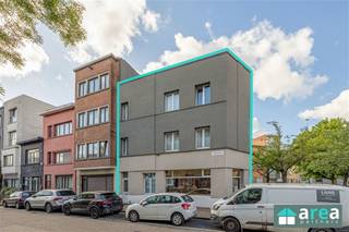 <p><span>Op een gegeerde locatie aan het Groeningerplein in Borgerhout bevindt zich dit interessant opbrengsteigendom met tal van mogelijkheden voor investeerders. Het betreft een gebouw bestaande uit 3 units, waaronder een commerciële ruimte (thans bakkerij) met daarboven 2 appartementen. Dankzij de centrale ligging, geniet dit pand van een mogelijke en uitstekende verhuurbaarheid met een aantrekkelijk en stabiel rendement. </span></p><p><span> </span></p><p><span>Ideaal voor wie op zoek is naar een zorgeloze investering op een strategische locatie.</span></p><p><span>Mogelijkheid voor bijbouwen extra verdiep (optopping)!</span></p><p><span> </span></p><p><span>Grootste troeven:</span></p><p><span>-Centrale commerciële ligging met uitstekende zichtbaarheid</span></p><p><span>-Huidig enkel appartement V2 verhuurd (€850/mnd)</span></p><p><span>-Mogelijk rendement van 4,62% bij verhuur aan €2700/mnd!</span></p><p><span>-Buurt met zelden leegstand</span></p><p><span>-Degelijk gebouw, goed onderhouden</span></p><p><span> </span></p><p><span>Indeling:</span></p><p><span>-Kelder (80m²): ideaal voor stockage</span></p><p><span>-GLVL (80m²): winkel met aansluitend de polyvalente ruimte en een badkamer met apart toilet</span></p><p><span>-V1 (80m²): appartement bestaande uit living met aansluitend de eetkamer en keuken. Badkamer met douche en WC en tot slot een slaapkamer met mogelijkheid tot 2de.</span></p><p><span>-V2 (80m²): appartement bestaande uit living met aansluitend de eetkamer en keuken. Badkamer met douche en WC en tot slot 2 slaapkamers.</span></p><p><span> </span></p><p><span>Voor meer informatie kan u terecht bij Area Partners: info@area.be of 03/284.60.60</span></p>