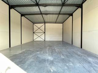 Nieuwbouw KMO-unit met een oppervlakte van <strong>+/- 178 m²</strong> en 2 privatieve parkeerplaatsen te huur. Fantastisch gelegen langs de Kwadestraat in de schaduw van het Westwing Park.<br /><br />Het<strong> casco magazijn </strong>is opgebouwd uit een staalconstructie met een buitenschil bestaande uit een combinatie van geïsoleerde betonpanelen en sandwichpanelen. De loods, brandklasse B, heeft een vrije hoogte van +/- 6 meter en is toegankelijk via een automatische sectionale poort (4 m B x 4,5 m H) met een aparte toegangsdeur en glaspartij. Verder is er verlichting, water en elektriciteit aanwezig. <br /><br />De unit maakt deel uit van het bedrijvenpark "<strong>Hexahub</strong>" dat ondernemen combineert met een knappe architectuur. De strategische ligging, pal in het hart van ondernemend Roeselare, aan afrit Rumbeke, AZ Delta en Westwing Park, zorgt voor een vlotte bereikbaarheid en biedt een uitstekende uitvalsbasis voor de hele regio.<br /><br />Ruime parkeer- en manoeuvreerruimte voorzien op het terrein. <br />Onmiddellijk beschikbaar.<br /><br />Contacteer <strong>PANORAMA B2B</strong> voor bijkomende inlichtingen, plannen of een vrijblijvend plaatsbezoek <strong>050 300 800</strong>.
