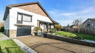 Ruimte, licht en comfort komen in deze prachtig gerenoveerde woning perfect samen. Met een indrukwekkende bewoonbare oppervlakte van 334 m² op...