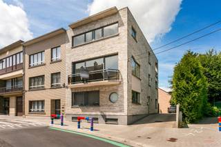 Zeer ruim en rustig gelegen duplexappartement met 3 slaapkamers te Wemmel. Dit lichtrijke duplexappartement te Wemmel is gelegen in een kleinschalig...