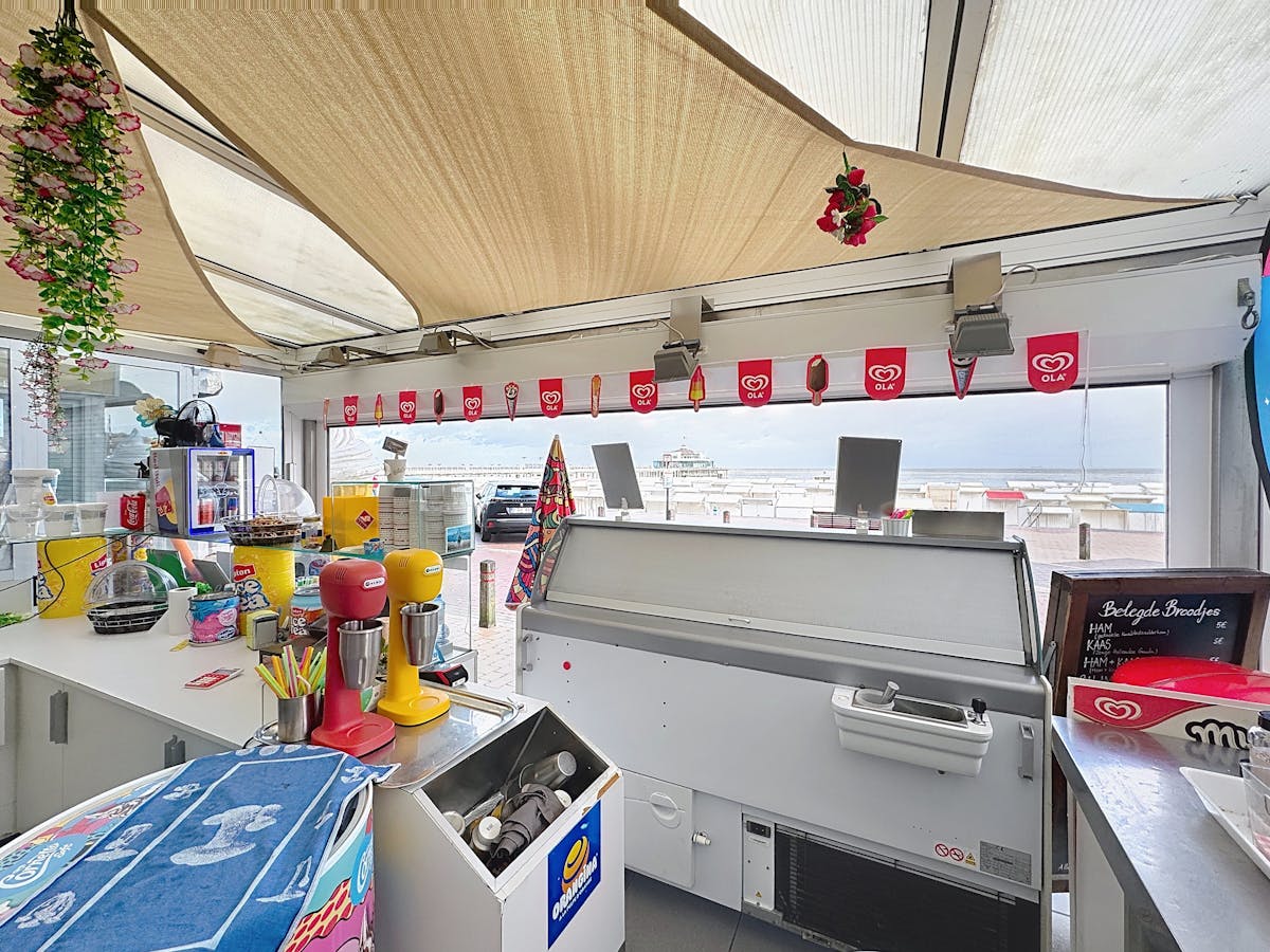 Commercial property with frontal sea view in Blankenberge (82m²) - photo 3