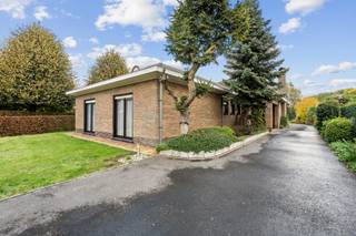 Ruime gelijkvloerse villa met bureau en aanpalende garage op een topligging naast Ter Borcht – Meulebeke.<br /><br />Op een bijzonder gunstige ligging vind je deze zeer degelijke en uitzonderlijk ruime gelijkvloerse villa met aangename tuin, open zicht en vlotte bereikbaarheid: de woning ligt pal naast domein Ter Borcht en combineert zo het beste van twee werelden: rustig en groen wonen, met snelle verbindingen naar Tielt, Ingelmunster, Ardooie en de E403.<br /><br />INDELING: <br /><br />De woning heeft een ruime inkomhal en gastentoilet.<br />Een bureel aan de voorzijde biedt de perfecte ruimte om van thuis uit te werken zonder in te boeten aan privacy.<br />Verder vind je drie zeer ruime slaapkamers, een badkamer met dubbele lavabo en douche in bad, een tweede apart toilet en een lichtrijke leefruimte met zicht op het groen achteraan.<br />De keuken sluit aan op een praktische wasplaats en geeft toegang tot de voorraadkelder. Via een vaste trap bereik je de niet-ingerichte, geïsoleerde zolder.<br /><br />In de aansluitende uitbouw bevinden zich een veranda, extra doucheruimte, stookplaats en een garage met ruimte voor drie wagens – een troef voor wie plaats zoekt voor hobby’s of professioneel materiaal.<br /><br />Dankzij de grote bewoonbare oppervlakte, praktische indeling en goede ligging is dit de ideale woning voor wie ruim wil wonen én werken in een groene omgeving.<br /><br />Pluspunten in één oogopslag:<br /><br />- Gelijkvloerse en bijzonder ruime woning<br />- Aangename tuin met open zicht, aansluitend aan domein Ter Borcht<br />- Perfecte ontsluiting richting Tielt, Ingelmunster, Ardooie en E403<br /><br />De villa vraagt enigszins aanpassing aan hedendaags wooncomfort. Met de grote volumes biedt deze eigendom hier zeker mogelijkheden.