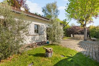 Deze charmante gelijkvloerse woning is gelegen op een toplocatie te Kortrijk, genietend van een vlotte bereikbaarheid.Indeling: inkomhal met apart...