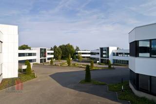 Kwalitatief kantoor van 252 m² met 73 m² magazijnruimte te huur.Gelegen op slechts 700 m van de op- en afrit Sint-Agatha-Berchem van de Brusselse...