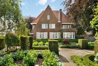Prachtig gerenoveerd herenhuis met 5 slaapkamers op een perceel van 3.109 m² in het centrum van Pelt. De woning beschikt op het gelijkvloers over...
