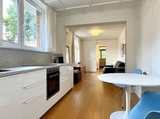 Surf naar www.abricasa.be en plan jouw verhuurafspraak in samen met onze digitale assistente Alice!Prachtig gemeubelde studio in authentiek herenhuis! (<1jaar: 01/09/2026 - 30/06/2027)Via de trap bereik je deze gemeubelde studio op de 3e verdieping. De studio bestaat uit de leefruimte met nieuwe geïnstalleerde keuken. De badkamer is uitgerust met een douche, lavabo en toilet. Achteraan ligt nog een aparte slaapruimte. Het is volledig én met stijl gemeubeld. Het appartement heeft een heel fijne locatie aan de Markgravewijk en vlak aan de op-en afritten van snelwegen.water, elektriciteit en internet zijn bij in de huurprijs in begrepen. - Maandelijkse kosten: geen (water, elektriciteit en internet zijn bij in de huurprijs in begrepen.)- Waarborg: 2.790,- euro (3 maanden huur) - Beschikbaar: Datum 1/09/2026 - 30/06/2027 - Type contract: Bezettingsovereenkomst KORTE TERMIJN (< 1 jaar)- Adres: Desguinlei 178 - 2018 ANTWERPEN Abricasa staat voor een persoonlijke én actieve vastgoedbegeleiding van A tot Z! Leer ons kennen!