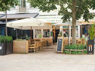 Overname van een sfeervolle horecazaak "The Green" op 't Zand."The Green" biedt een unieke kans voor ondernemers met een passie voor de horeca. Met een gevestigde naam en een locatie die elke dag honderden potentiële klanten aantrekt, is deze zaak klaar om onder uw leiding verder te groeien.Indeling:- Verbruikszaal (+/- 70 personen)- Terras (32 personen)- Keuken- ToilettenOp de verdiepingen bevindt zich een woonst zodat werk en privéleven kunnen worden gecombineerd.Huidige huur: € 2590/maandBrouwerij HaachtAarzel zeker niet ons te contacteren indien dit bedrijfsvastgoed bestaande uit een horecazaak over te nemen in Brugge u mogelijks kan interesseren.